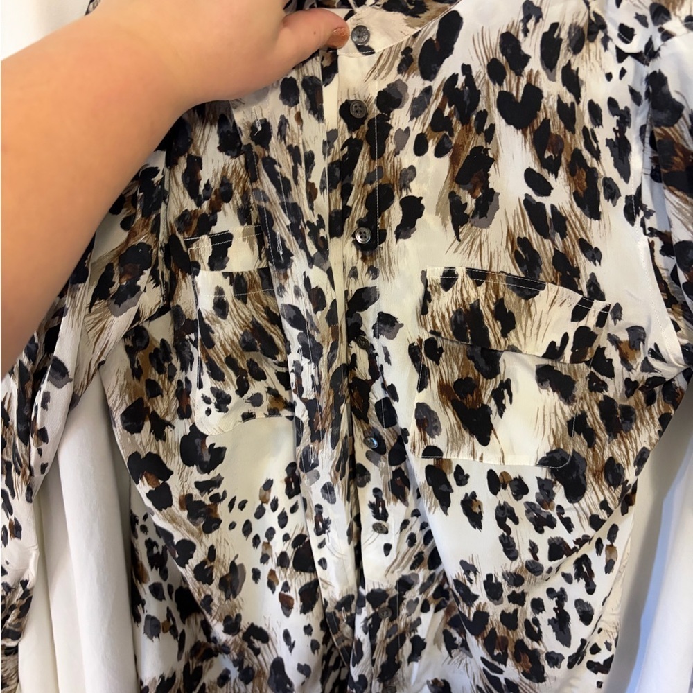 Equipment Femme Leopard Print Long sleeve button up size medium 100% silk - Picture 4 of 10